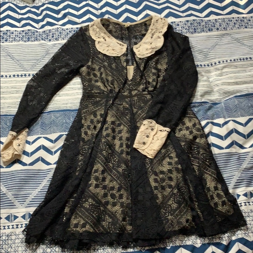 Lace dress with white collar